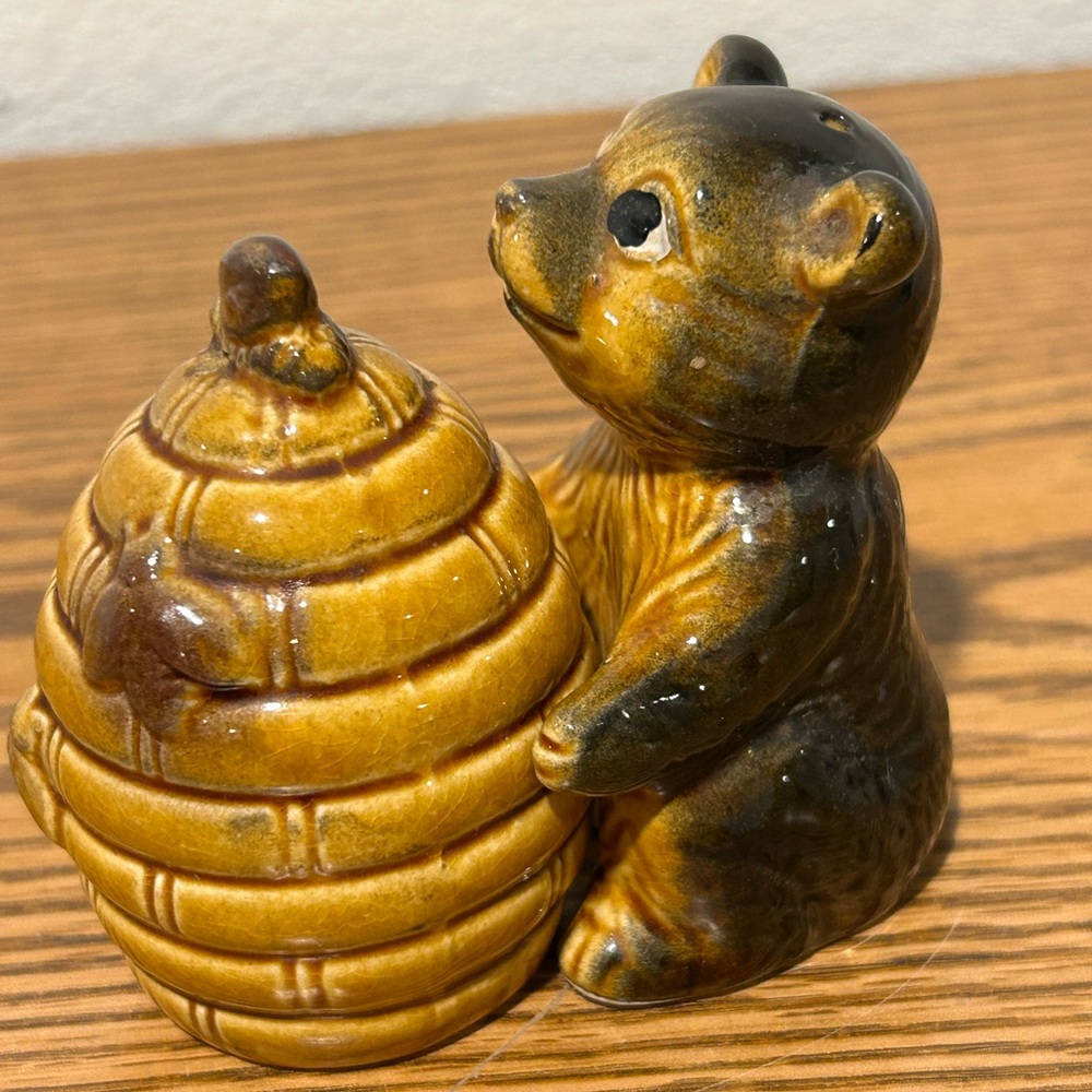 Charming Bear and Beehive Salt & Pepper Shaker’s - Picture 5 of 7